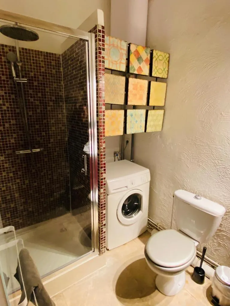 Appartements La Croix - Hyper Centre - Palais Des Papes Et Pont D'Avignon - Wifi 0*,  Francia